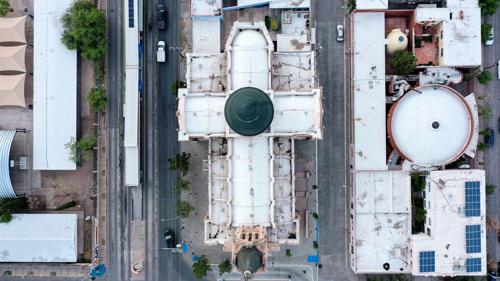 Vista cenital: la planta en cruz latina sobre la traza urbana