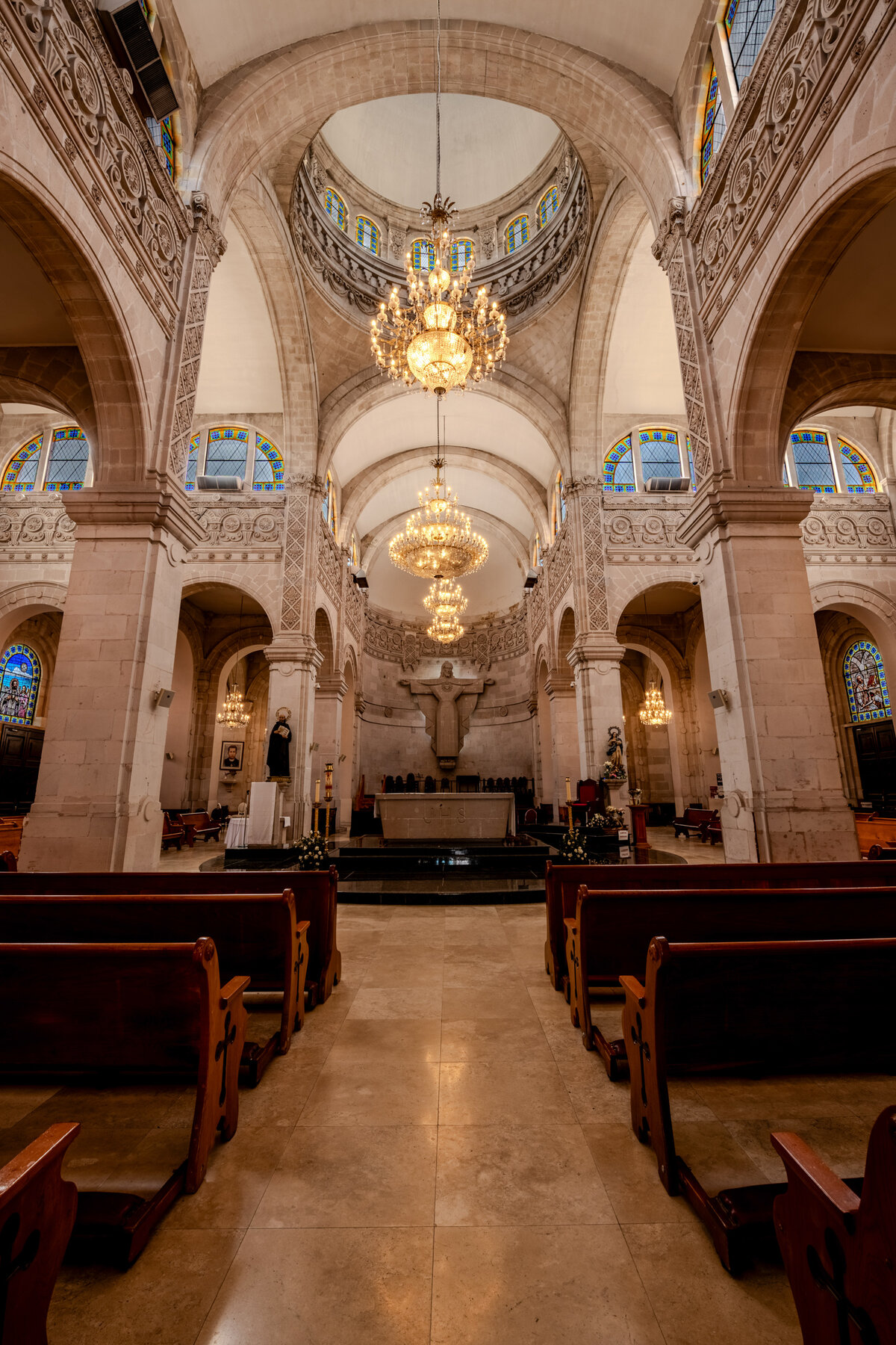 Nave central hacia el presbiterio