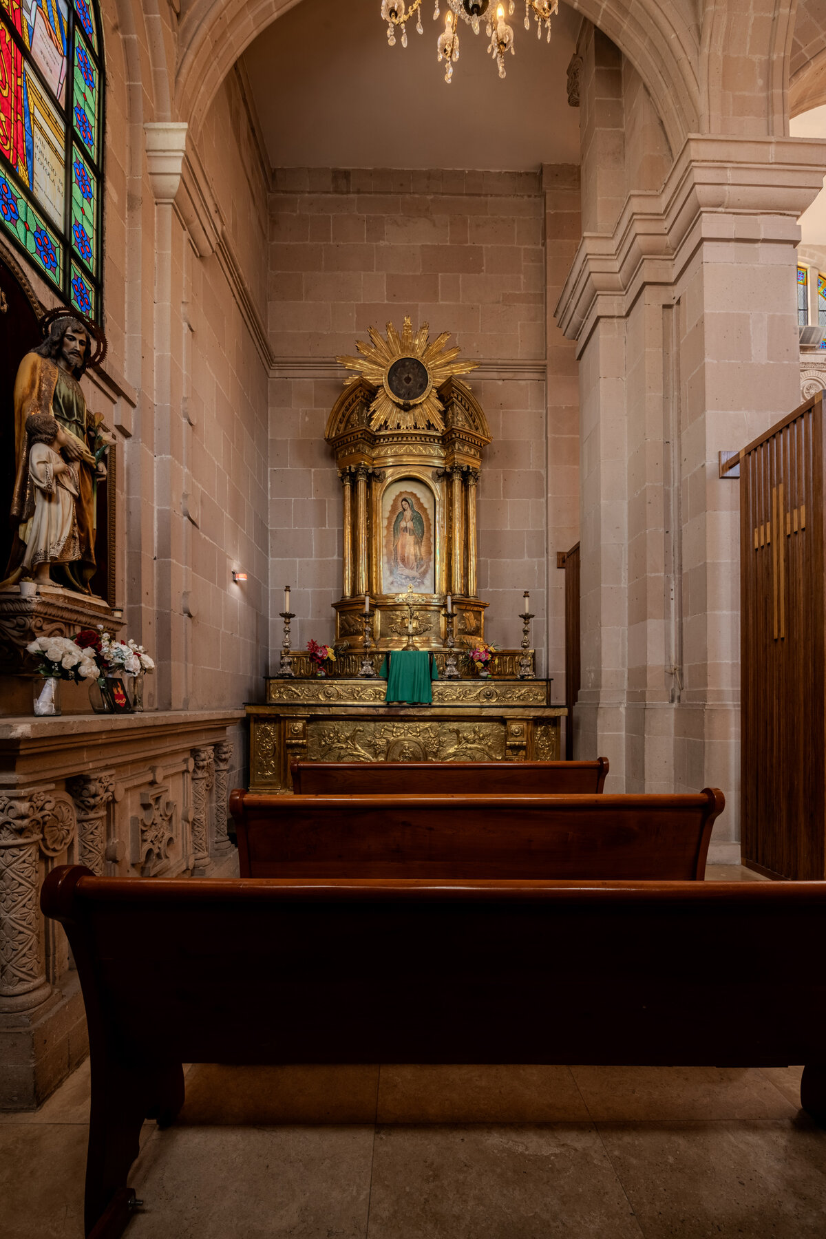 Retablo dorado de capilla lateral