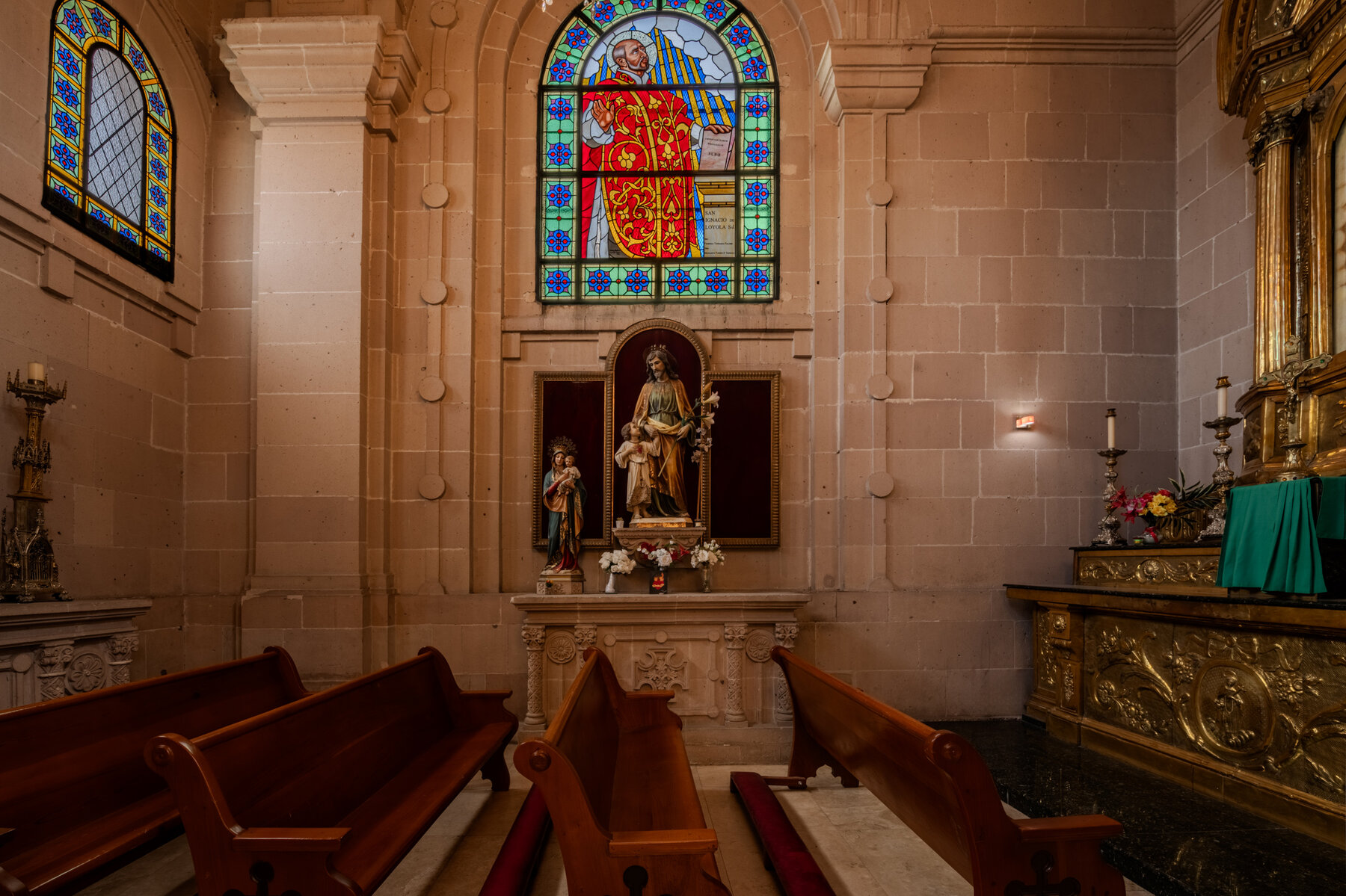 Altar lateral bajo vitral