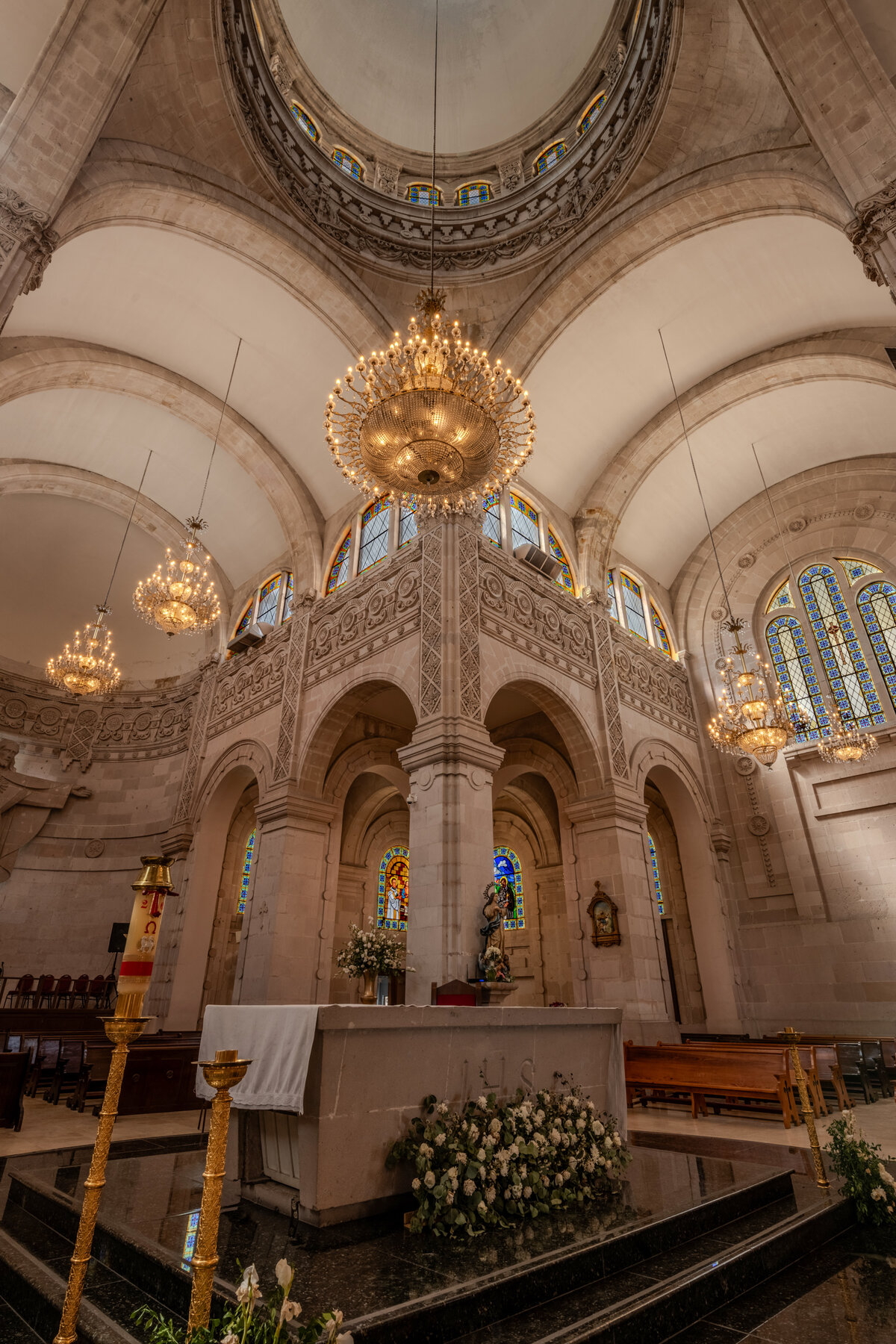 Presbiterio bajo el arco toral