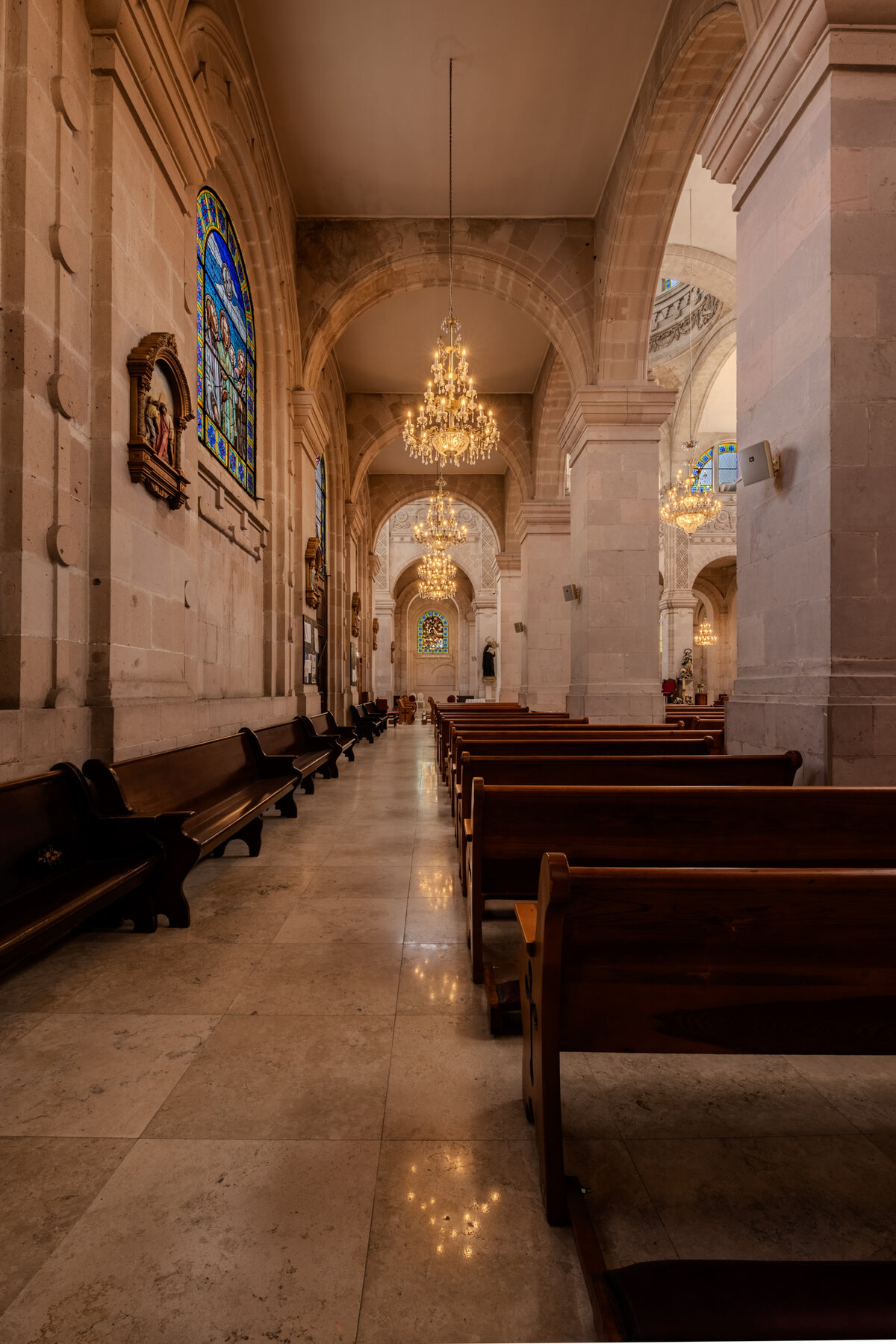 Nave lateral con vitrales