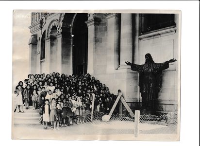 La escultura antes de su instalación definitiva en la torre · 1954